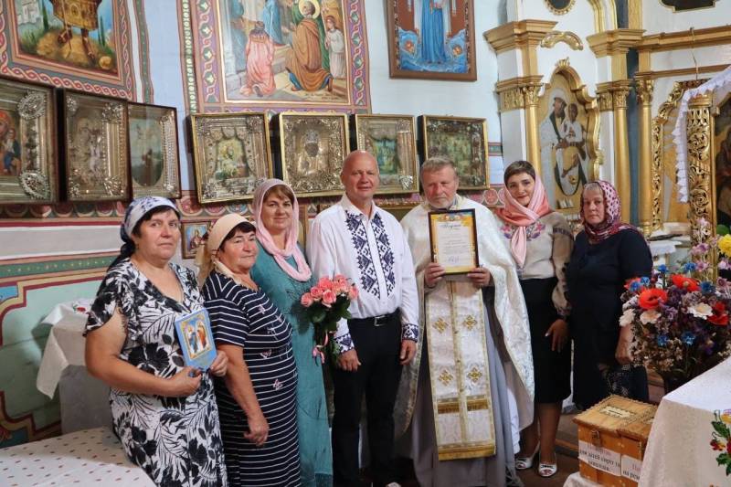 Молитва за Україну та покладання квітів загиблим героям!