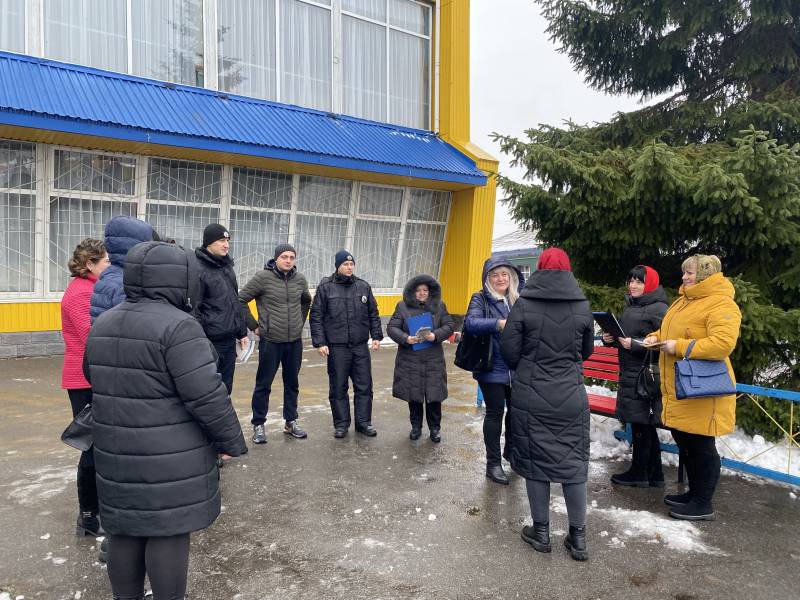 У Вороновицькій територіальній громаді встановили Червону лавку, як символ протидії домашньому насильству.