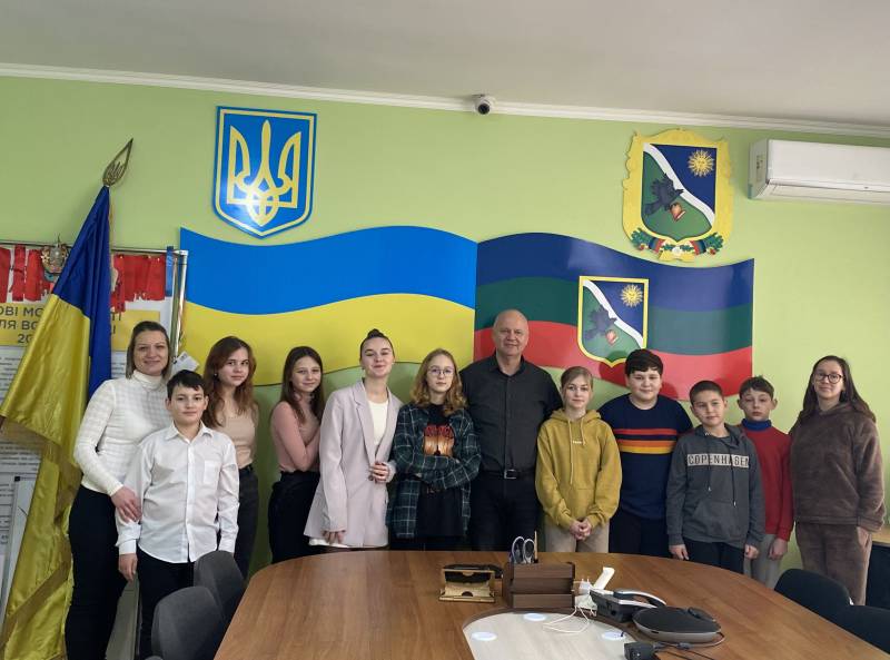 Учбовий театр “КАР-КА-ДЕ” Дитячої школи мистецтв завітав з вітальними колядками.