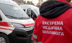 Голова громади Олександр Ковінько передав ключі керівнику філії екстреної медичної допомоги Дмитру Білоусу.