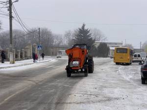 В умовах ожиледиці на території громади проводиться посипання доріг та пішохідних зон піщано-сьольовою сумішшю.