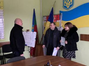 Селищний голова привітав молодих батьків з народженням донечки та вручив свідоцтво про народження.