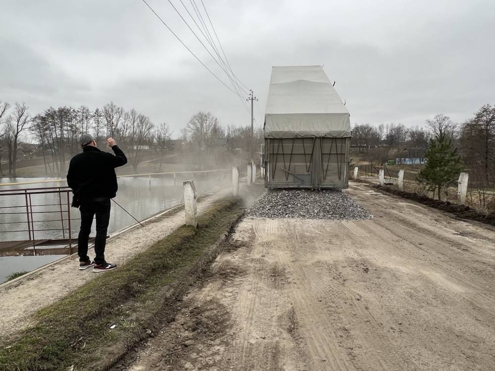 В громаді проводяться ремонтні роботи доріг.