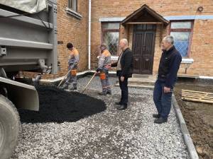 Асфальтування паркувального майданчика для карет швидкої допомоги