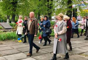 Покладання квітів та вшанування памʼяті загиблих героїв у Другій світовій війні та героїв у російсько-українській війні.