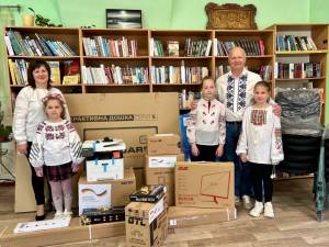 Днями ПУБЛІЧНА БІБЛІОТЕКА ВОРОНОВИЦЬКОЇ СЕЛИЩНОЇ РАДИ отримала від Міжнародний благодійний фонд “Руки друзів” необхідне оснащення для проведення занять.
