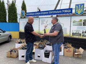 Наша громада в рамках акції “Квітни.Допомагай.Перемагай!” отримала 500 саджанців троянд.