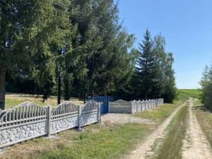 По вулиці Дальній встановлено паркан навколо кладовища