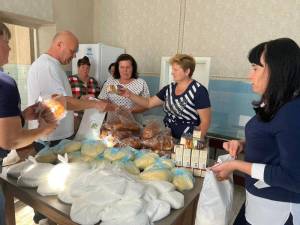 Для одиноких людей похилого віку були сформовані пакунки у вигляді продуктових наборів