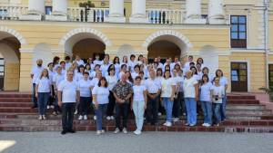 Колективне фото усіх присутніх на заході на фоні маєтку Можайських-Грохольських