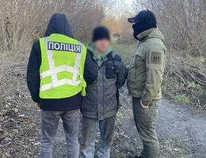 Поліція Києва та СБУ затримали чоловіка, який за вказівкою ворожих спецслужб намагався підірвати наряд поліції