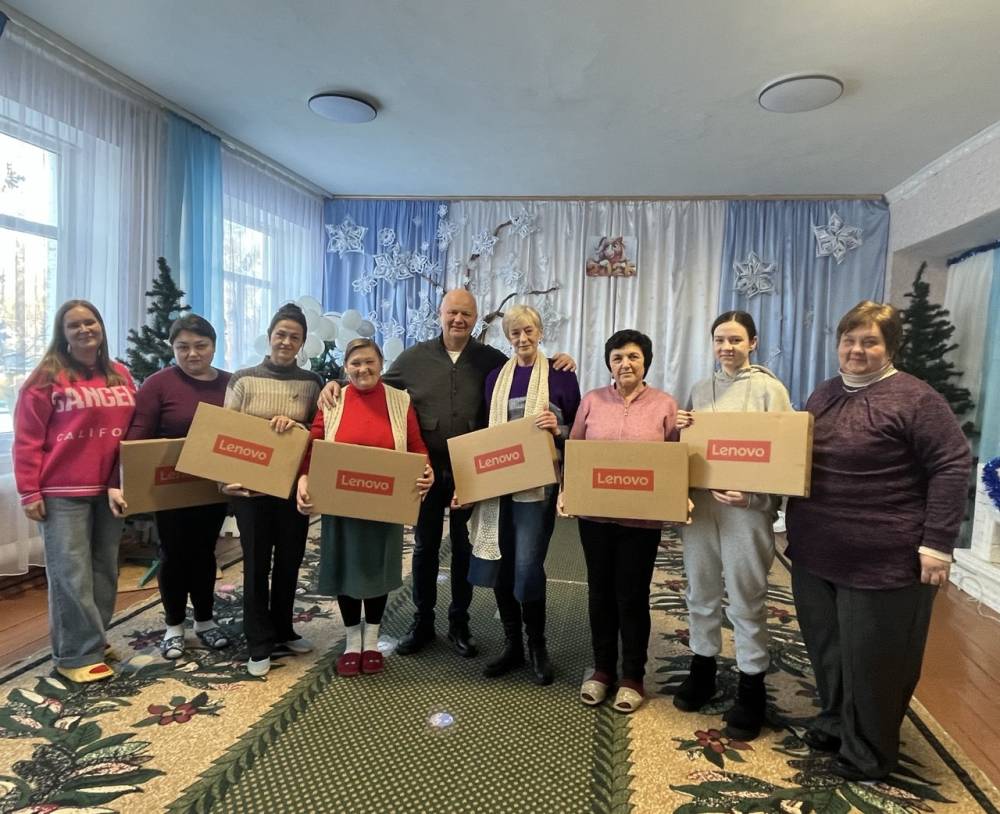 Голова Вороновицької селищної ради передав закладам дошкільної освіти  13 ноутбуків Lenovo